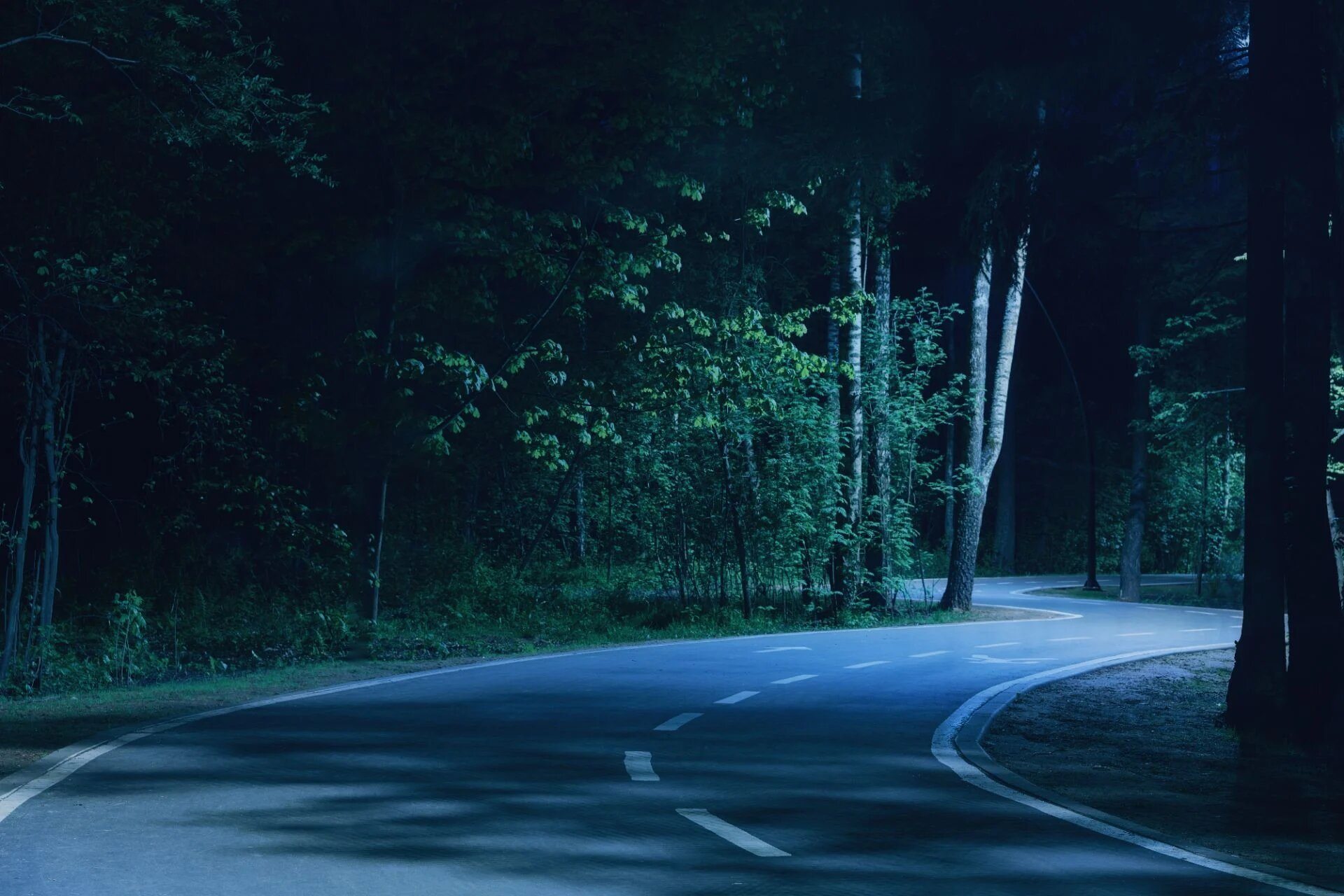 Como pegar a estrada de noite: Dicas para dirigir com segurança 2024