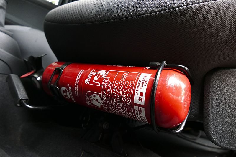 Extintor de incêndio vencido no carro pode levar multa 2024